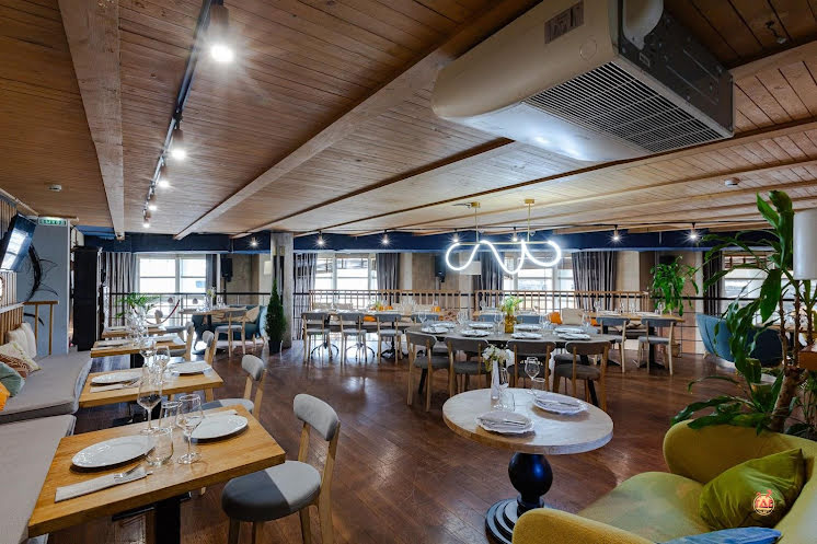 Зал на 2 этаже в «Food Embassy» фотография №4