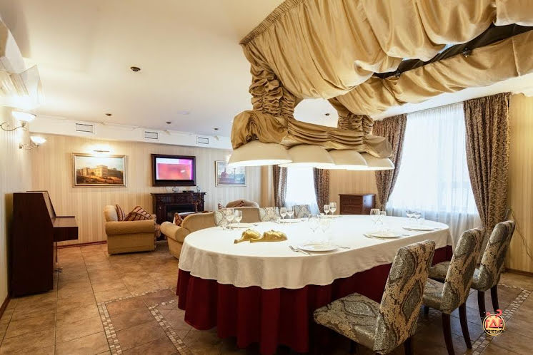 Бельэтаж в «Охотничий клуб» фотография №1