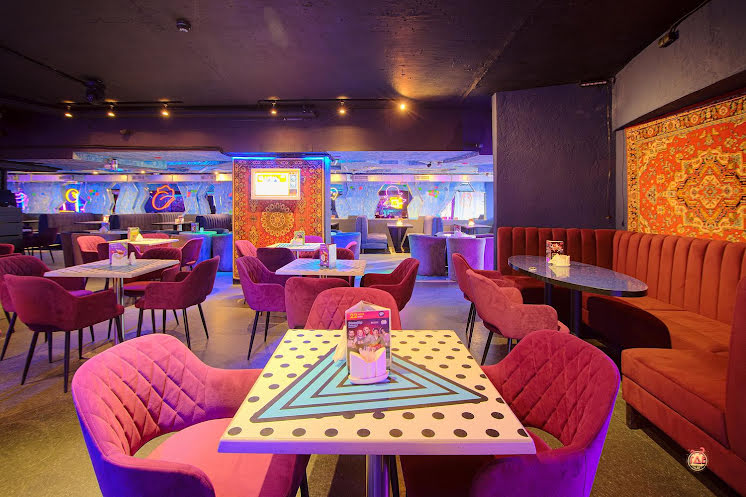 Основной зал  в «Руки ВВерх! Бар на Московском» фотография №2