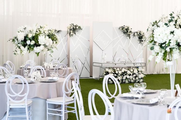 Шатер на газоне  в «Адмирал» фотография №1