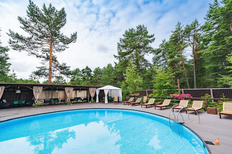 LOUNGE-ЗОНА у открытого бассейна  в «Старая Мельница» фотография №5