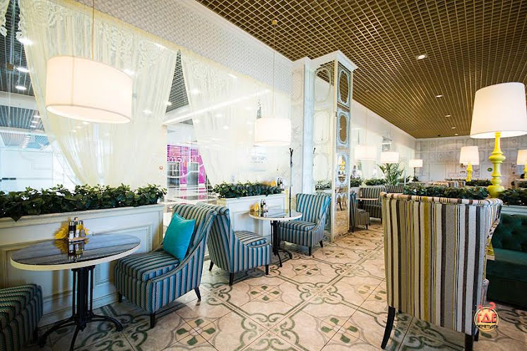 Зал ресторана  в «La Terrasse в ТЦ Indigo Life» фотография №2