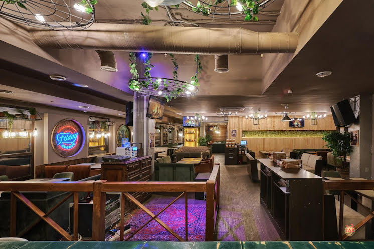 Основной зал в «Корова на бочке на 70 лет Октября» фотография №3