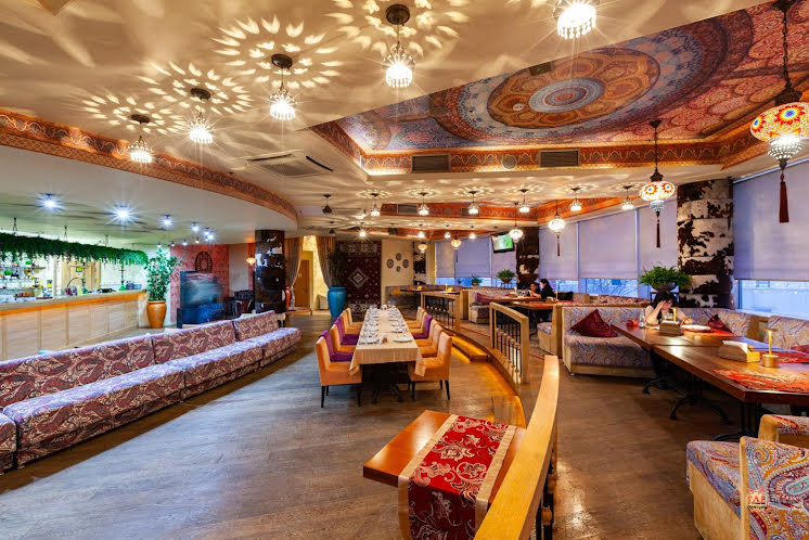 Основной зал в «Чайхана Сезам на Рябиновой» фотография №12