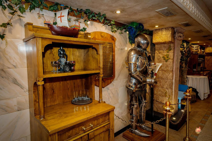 Зал ресторана  в «Готика на Ангарской» фотография №11