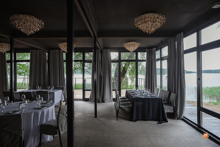 Панорамный зал с террасой на воде в «Берег Желаний» фотография №4