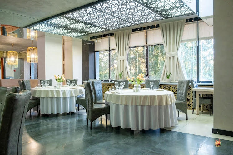 Основной зал в «Курица или Рыба» фотография №1