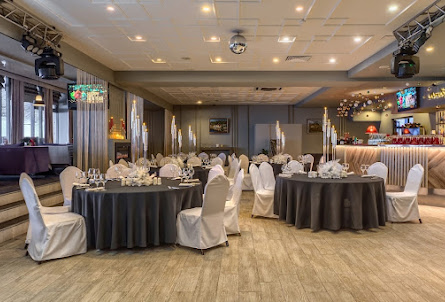 Большой зал ресторана в Малый зал ресторана 