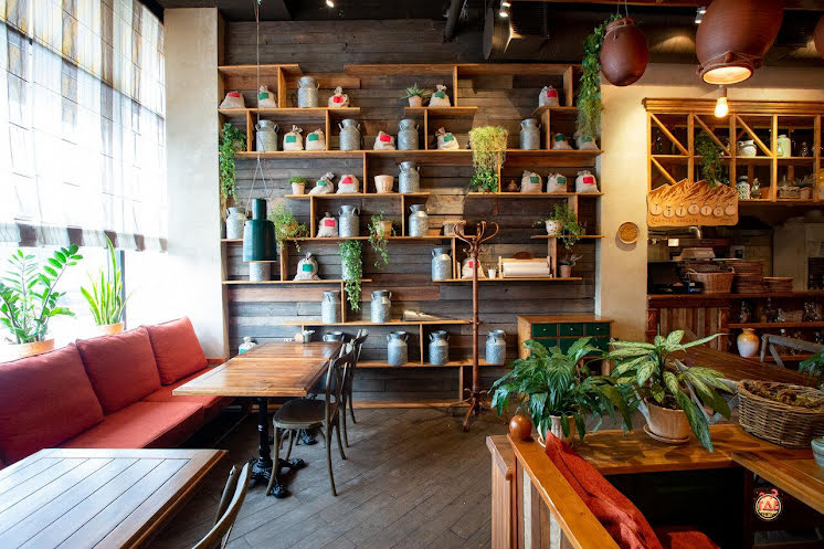 Основной зал в «Хачапури и Вино на Молодёжном» фотография №4