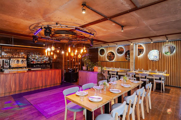 Зал на 1 этаже в «Food Embassy» фотография №10