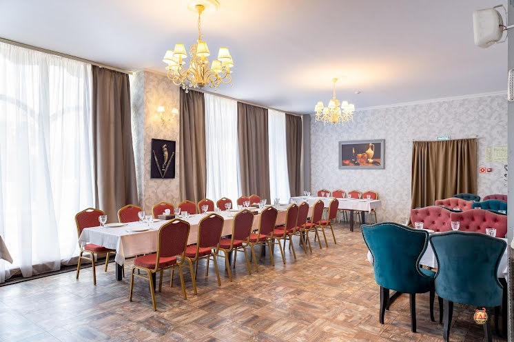 Основной зал в «Иверия на Комарова» фотография №15