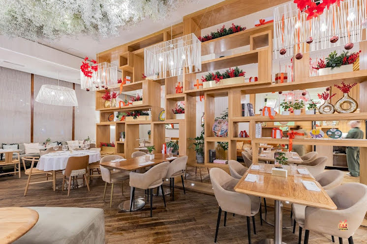 Основной зал в «BONA на Комендантском» фотография №13