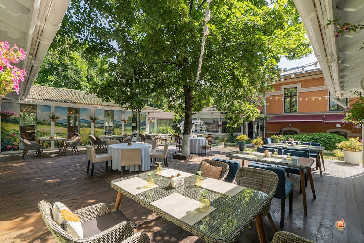 Крытая галерея и цветущий сад в «Поляна» фотография №6