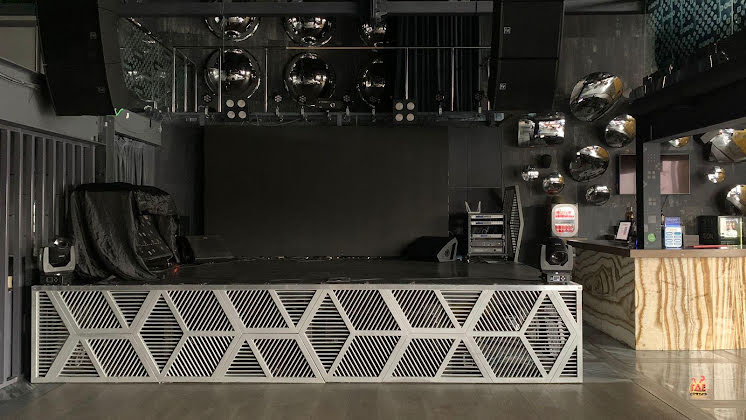 Основной зал в «ИКRA. Restoclub & karaoke» фотография №6