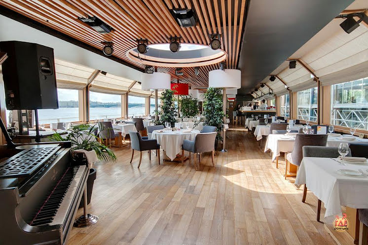 Застекленная палуба  в «Ресторан-теплоход "Volga-Volga"» фотография №1