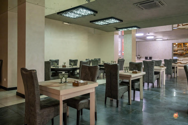 Основной зал в «Курица или Рыба» фотография №14