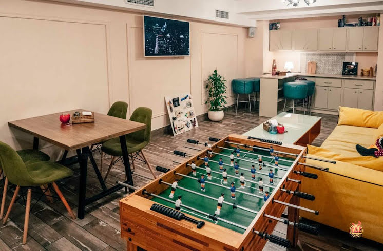 Зал «Квартина Чендлера» в «Френдс В гостях у Моники» фотография №7