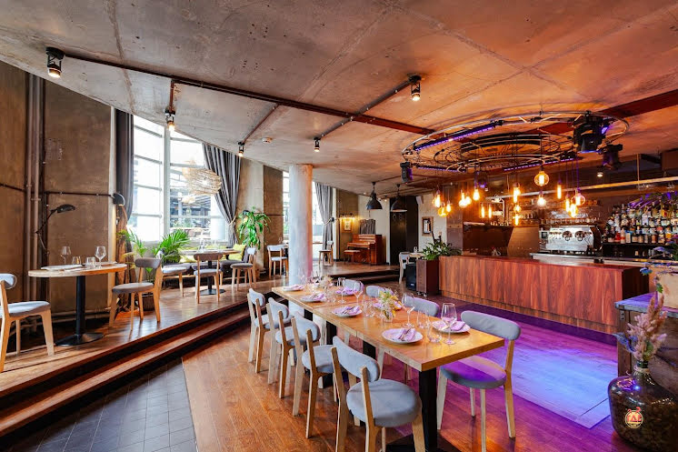 Зал на 1 этаже в «Food Embassy» фотография №14