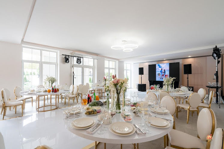 Малый зал с панорамными окнами с видом на сад в «Villa Barvikha 135» фотография №3