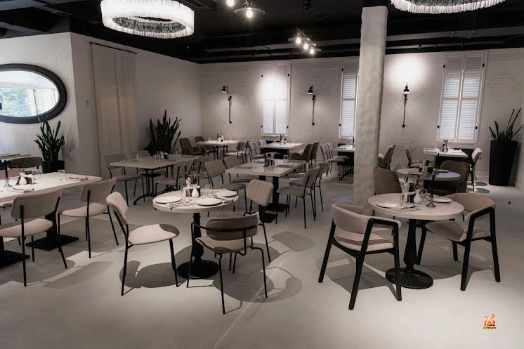 Зона у панорамного окна в «Avgust 13 vostok» фотография №1