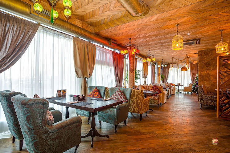 Основной зал ресторана  в «Чайхана Инжир на Каланчевской» фотография №1