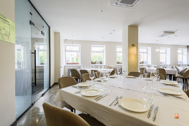 Основной зал  в «Divine на Карла Маркса» фотография №1