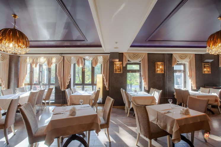 Зал ресторана на 2 этаже в «Сандал» фотография №6