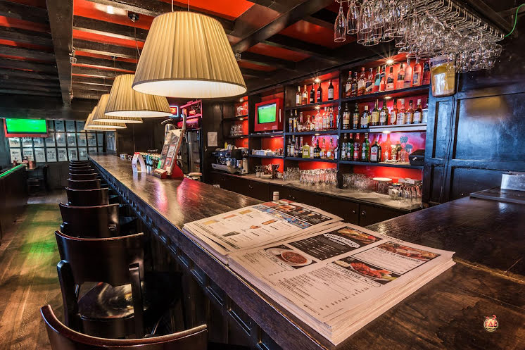 Основной зал в «КОЛБАСОФФ на Маршала Бирюзова» фотография №1