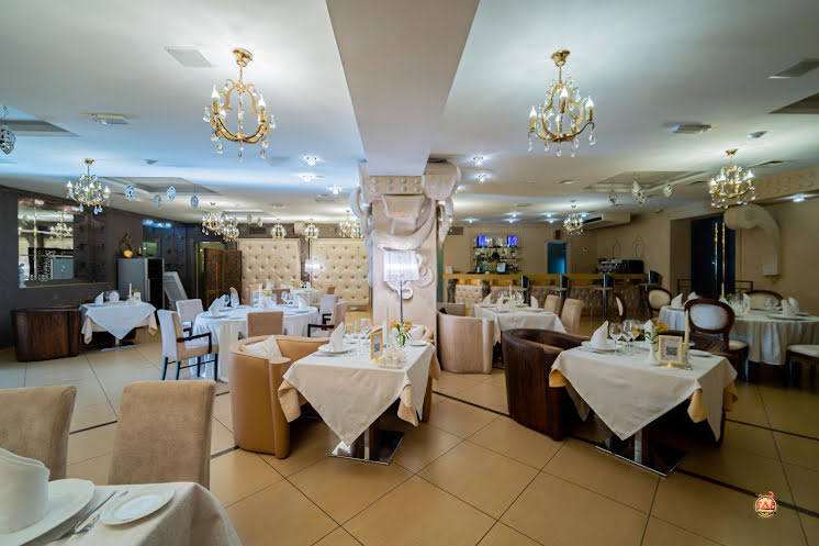 Основной зал в «La Rose D’or» фотография №1