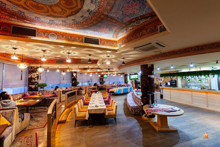 Основной зал в «Чайхана Сезам на Рябиновой» фотография №19