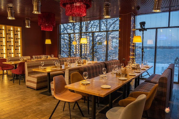 Зал на 2 этаже в «Перчини Grill & Wine на Волжском проспекте» фотография №1