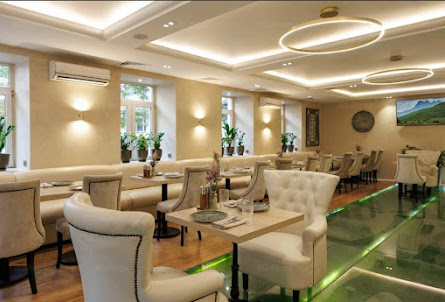 Зал с витражными окнами  в Летняя терраса 