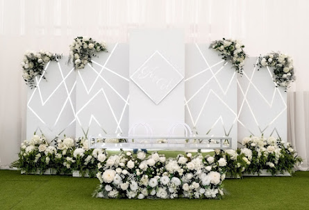 Шатер на газоне  в Зал «У озера»