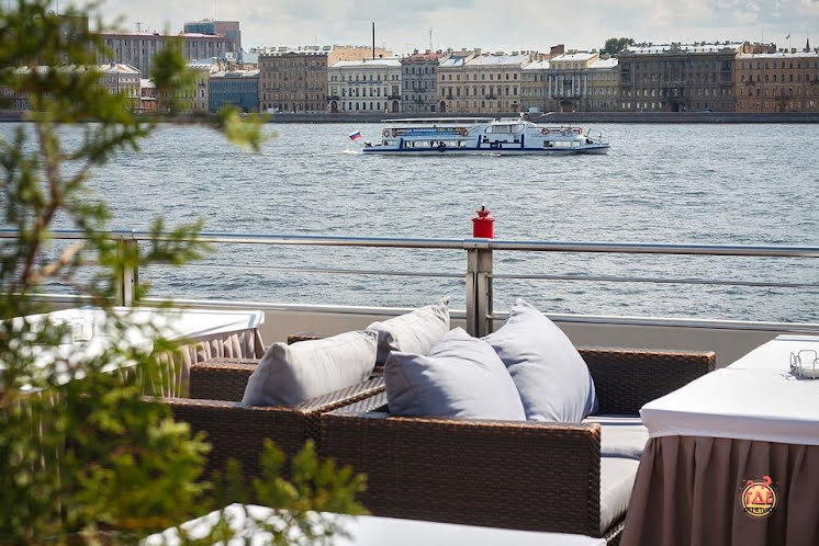 Открытая верхняя палуба  в «Ресторан-теплоход "Volga-Volga"» фотография №7