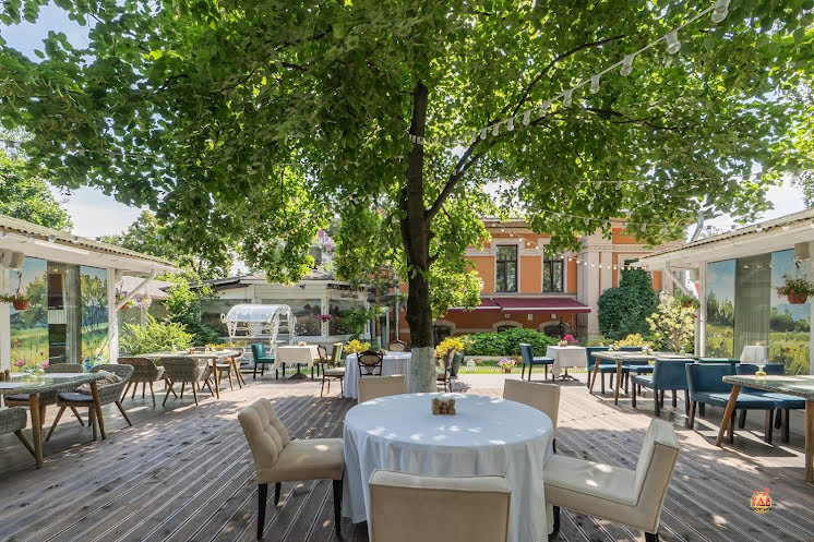 Крытая галерея и цветущий сад в «Поляна» фотография №14