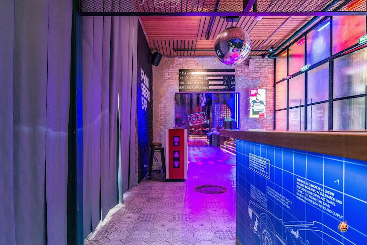 Зал ресторана  в «Руки ВВерх! Бар Автозаводская» фотография №6