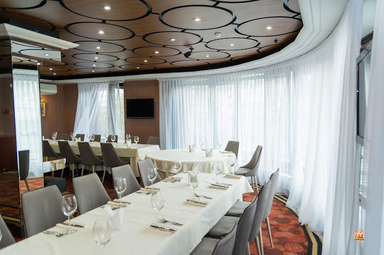 Основной зал в «Бристоль» фотография №7