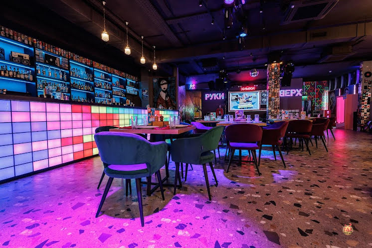 Основной зал в «Руки ВВерх! Бар Химки» фотография №7