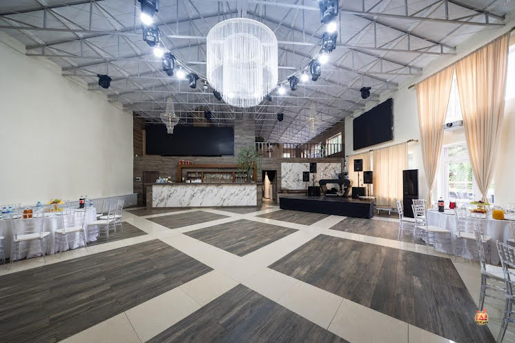 Большой зал в «Конюшня» фотография №7