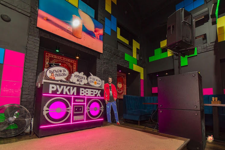 Основной зал в «Руки ВВерх! Бар» фотография №6