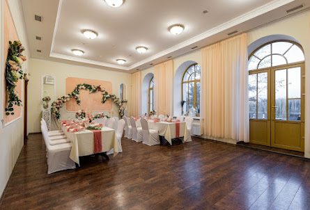 Зал "Второй этаж" в Зал "Библиотека"