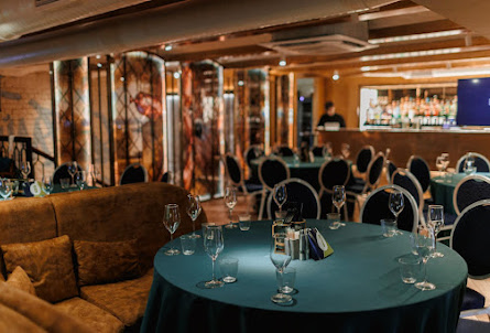 Зал на 2 этаже  в Зал на 1 этаже 