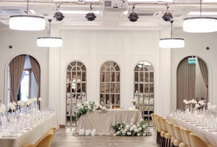 Основной зал в Каминный зал