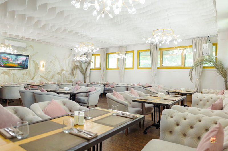 Сытый лось на Коломенской фотография №13