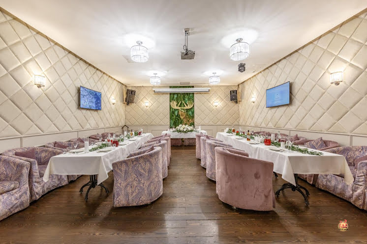 Большой караоке-зал в «Сытый лось в Медведково» фотография №2