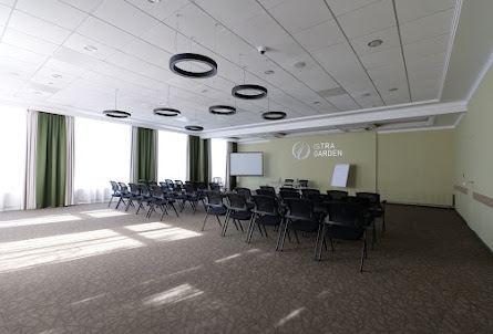 Изумрудный зал  в Лазурный зал