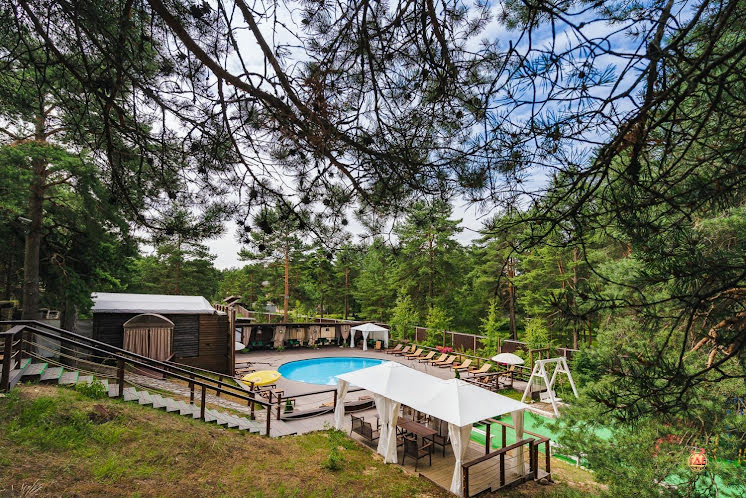 LOUNGE-ЗОНА у открытого бассейна  в «Старая Мельница» фотография №1