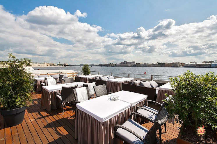 Открытая верхняя палуба  в «Ресторан-теплоход "Volga-Volga"» фотография №15