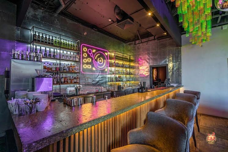 Зал на 1 этаже в «Руки ВВерх! Бар Олимп» фотография №13