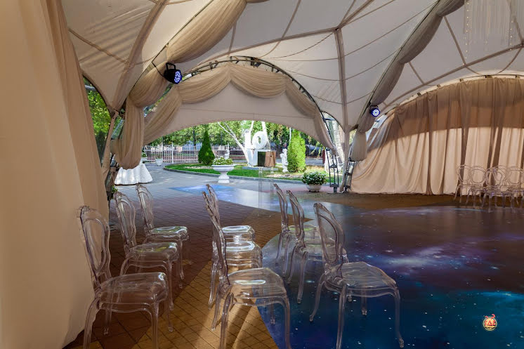 Летнее кафе-терраса  в «Ресторанный комплекс «Екатерининский»» фотография №1